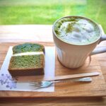 Yomogi Herbs Cafeの "よもぎホットラテ"と"よもぎのキャロットケーキ"